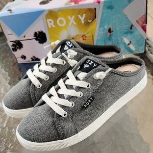 NWT Roxy Woman's Black Slip-On Lace Up Sneakers Sz 9